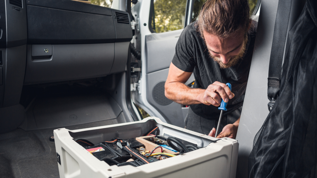 Le choix de la batterie pour un van aménagé autonome en énergie est une décision fondamentale qui conditionne ta liberté, ton confort et la fiabilité de ton voyage.